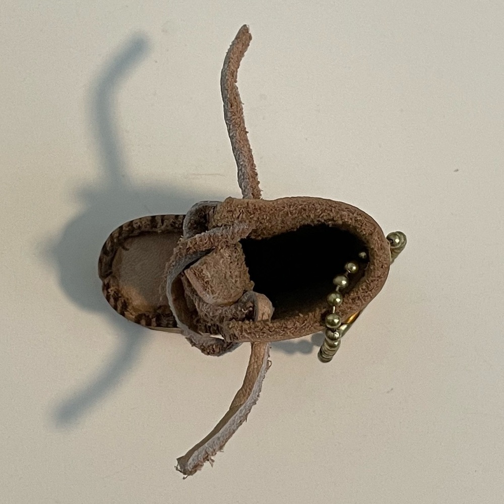 El Salvador, C.A. Brown Leather Mini Boot Souvenir Keychain with Laces & Chain - Picture 8 of 10